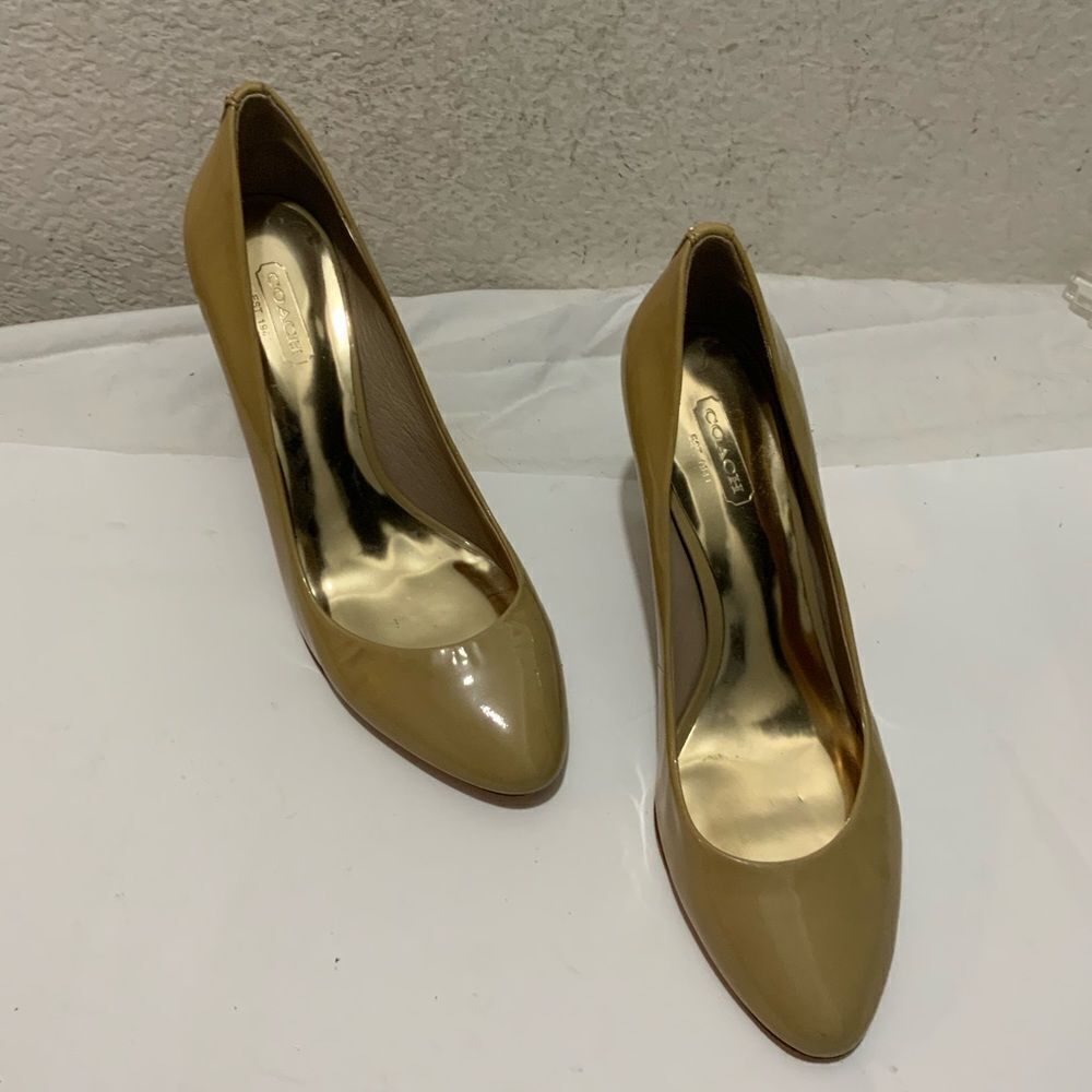 Coach New York Grand patent beige kitten heel pointy toe pumps heels Size 8 B